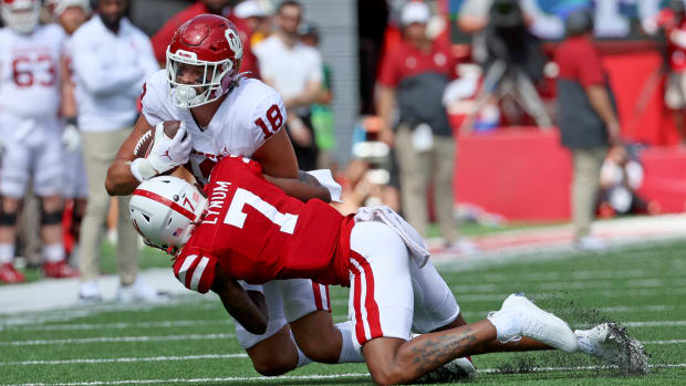 Tamon Lynum tackles Kaden Helms 2022 Nebraska vs Oklahoma football USATSI_19064081